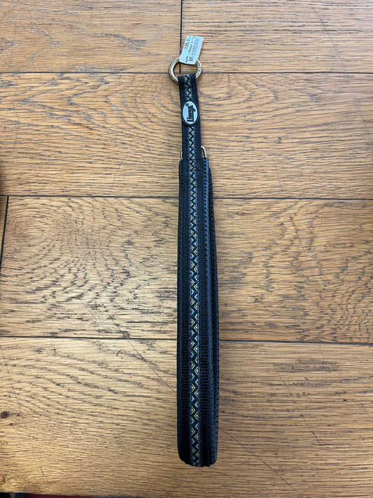Halsband halvstryp V-mönster i svart